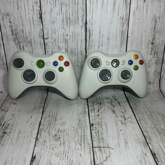 Microsoft Xbox 360 Wireless Controller White  TESTED Genuine OEM set of 2 - Picture 1 of 10